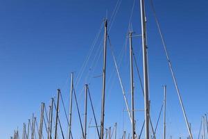 ancoradouro à beira-mar para atracação de barcos e iates foto