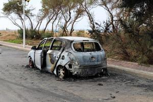 carro queimado na estrada foto