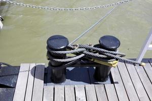 cais para atracação de barcos e iates foto