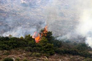 fogo nas montanhas na fronteira de israel e líbano foto