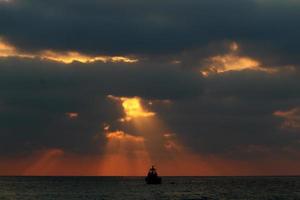 pôr do sol no mar mediterrâneo foto