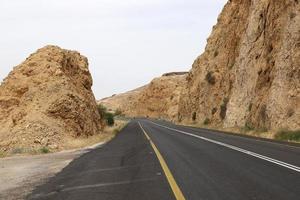estrada nas montanhas eilat no deserto de negev foto