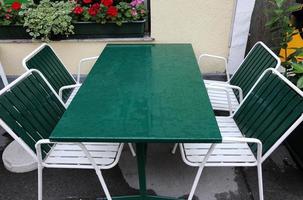 mesa e cadeiras em um café em um parque da cidade foto