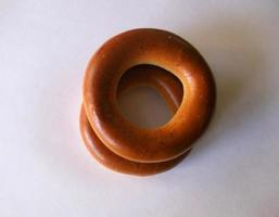 anel de pão em outro anel de pão foto