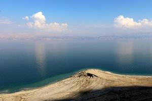 o mar morto é um lago salgado entre israel, jordânia e a margem oeste do rio jordan. foto