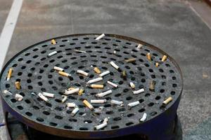 cinzeiro - um recipiente para cinzas de tabaco, pontas de cigarro, charutos. foto