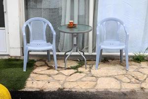 cadeira e mesa em um café na costa mediterrânea foto