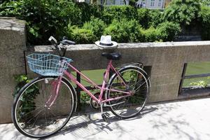 bicicleta fica na rua em uma cidade grande foto