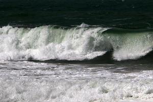 tempestade no mediterrâneo na costa de israel foto