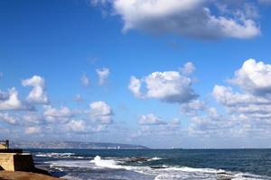 nuvens no céu sobre o mar mediterrâneo foto