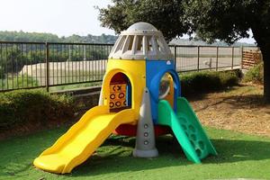 playground para crianças em um parque da cidade em israe foto