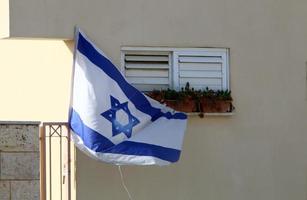 bandeira azul e branca israelense com a estrela de davi foto