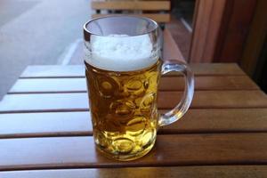 cerveja leve fresca em um copo. foto