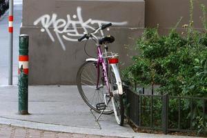 bicicleta fica na rua em uma cidade grande foto