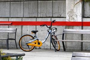 bicicleta fica na rua em uma cidade grande foto