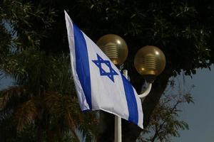 bandeira azul e branca israelense com a estrela de davi foto