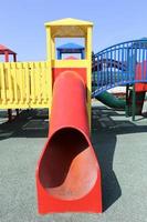 playground para crianças em um parque da cidade em israe foto