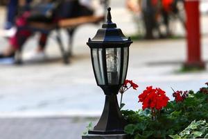 lanterna - um dispositivo para iluminar a rua à noite foto