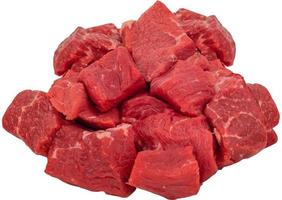 carne de carne crua cortada em cubos isolado no fundo branco foto