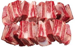 costelas de carne crua, corte isolado no fundo branco foto
