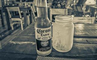 playa del carmen quintana roo méxico 2022 corona garrafa de cerveja no restaurante papacharly playa del carmen méxico. foto