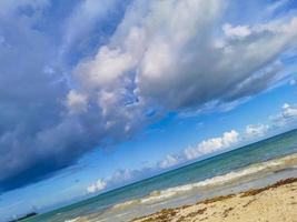 praia mexicana tropical cheia de pessoas playa del carmen méxico. foto