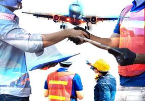 Blackskin africano e américa apertam a mão acordo promessa relatório investimento importação exportação carga logística contêiner cadeia de suprimentos. empresário e remetente cooperam entrega comércio avião indústria costume