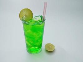 coquetel de limão a água verde está em vidro transparente com gelo dentro, dando uma ideia refrescante de verão. foto