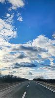 céu azul com nuvens. estrada, saída dos territórios ocupados. guerra na ucrânia. escapar do agressor. foto