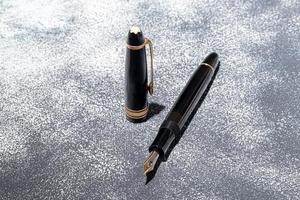 caneta-tinteiro em um fundo de mármore e cinza. foco seletivo. foto