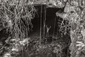 guia turístico azul turquesa água calcário caverna sinkhole cenote mexico. foto