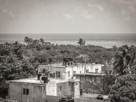 vista panorâmica do oceano e da praia do caribe da paisagem urbana playa del carmen. foto