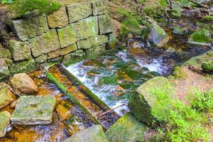 pequeno rio de cachoeira e córrego na montanha brocken harz alemanha. foto