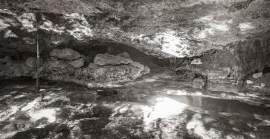 azul turquesa água calcário caverna sumidouro cenote tajma ha mexico. foto