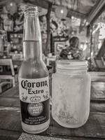 playa del carmen quintana roo méxico 2022 corona garrafa de cerveja no restaurante papacharly playa del carmen méxico. foto