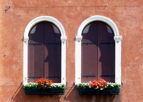 janela de dois arcos e parede laranja de decadência antiga foto