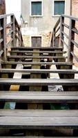 ponte de escada de madeira cruzar canal em veneza, itália foto