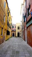 beco com edifício antigo em Veneza, Itália foto