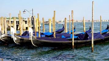 barcos de gôndola flutuando no mar de veneza foto