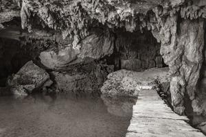 incrível água azul turquesa e caverna de calcário cenote méxico. foto