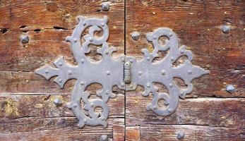 arte de encaixe da dobradiça da porta da velha porta de madeira foto