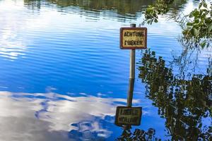 stoteler do norte da Alemanha veja a água azul do lago com reflexão de nuvem foto