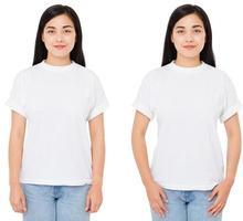 duas mulheres asiáticas em camiseta isolada em branco, garota coreana em camiseta branca, em branco, copie o espaço foto