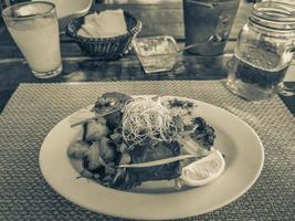 comida e bebida no restaurante papacharly playa del carmen méxico. foto