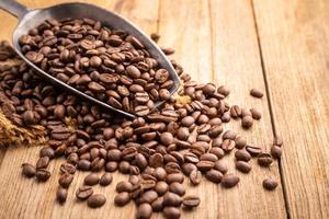 grão de café no fundo da mesa de madeira. conceito de comida e bebida foto