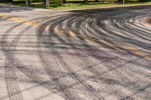 faixa de roda de carro de asfalto na estrada em processo de renovação foto