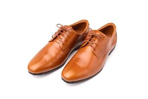 novo sapato de couro masculino cor marrom isolado no branco foto