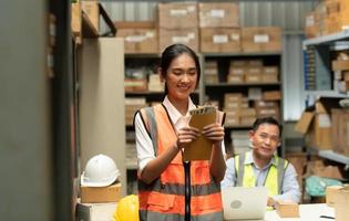 o gerente do armazém deu um prêmio à assistente feminina. que auxiliou no trabalho e planejamento da preparação dos produtos a serem vendidos aos lojistas até que teve muito sucesso foto