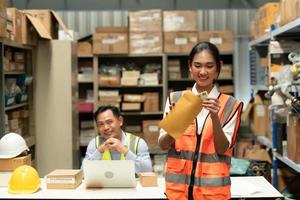 o gerente do armazém deu um prêmio à assistente feminina. que auxiliou no trabalho e planejamento da preparação dos produtos a serem vendidos aos lojistas até que teve muito sucesso foto