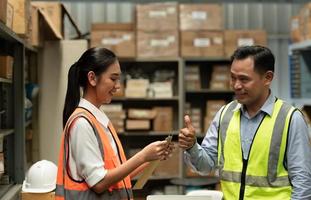 o gerente do armazém deu um prêmio à assistente feminina. que auxiliou no trabalho e planejamento da preparação dos produtos a serem vendidos aos lojistas até que teve muito sucesso foto